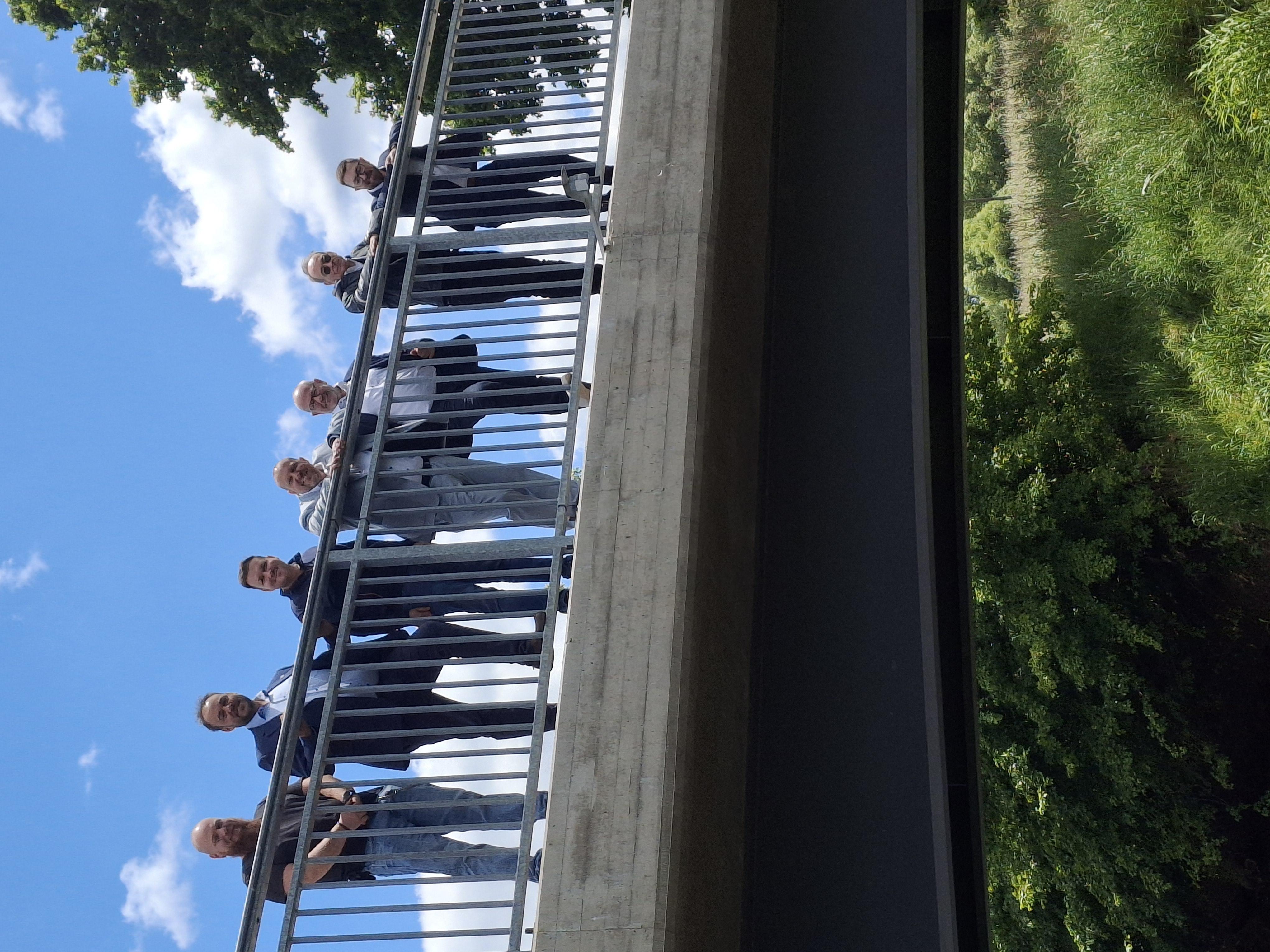 Gruppenfoto der Projektbeteiligten auf der Bliesbrücke im Betzenweg in Niederbexbach